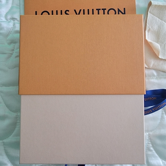 Louis Vuitton Box, Dust Bag, Ribbon and Matching Shopping bag - Picture 3 of 7